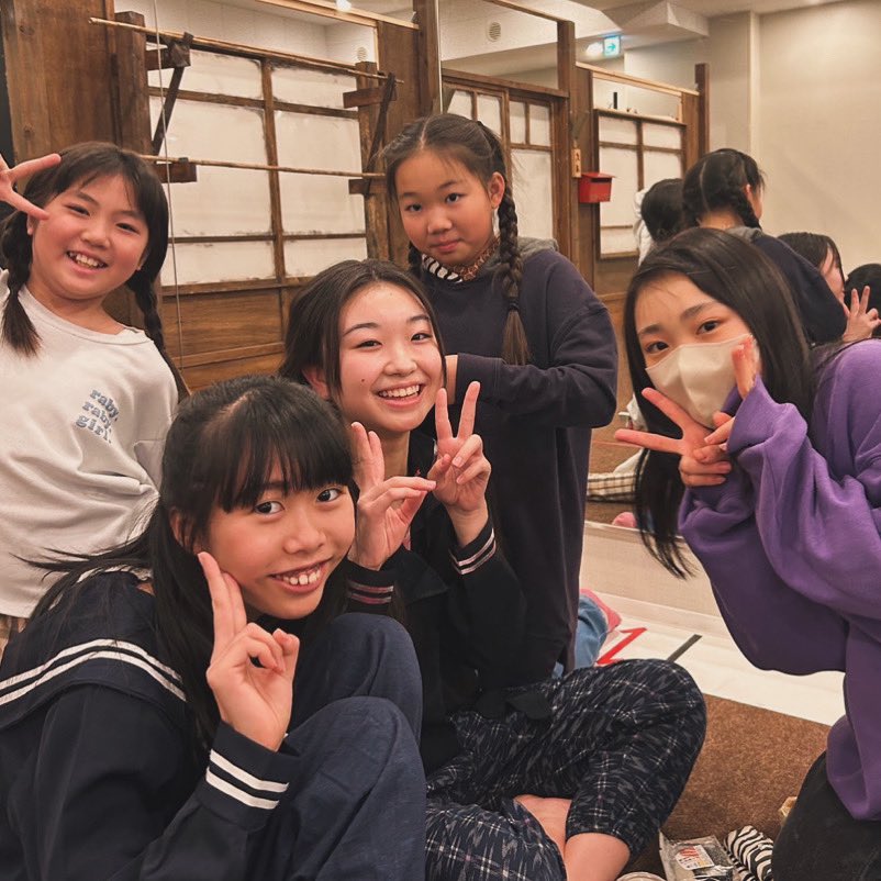 PickledUmepocha's tweet photo. 今晩は。連日お稽古に励んでおります☺️
お稽古前のオフショット✨
#廣島物語2024 是非劇場へ観に来ていただきたい作品です❗️

配信チケットも発売されております🎫
こちらもご検討いただけると嬉しいです。

#廣島物語2024 #廣島物語 
#東菊乃 さん
#雫 さん
#石川令菜 さん
#森奏羽 さん
#前河千沙都 https://t.co/JJPCwYw0wg