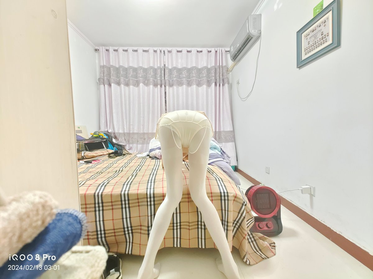 Deadyang2's tweet photo. 情人节补发捏 #白丝 #男 https://t.co/hp38oXup9p