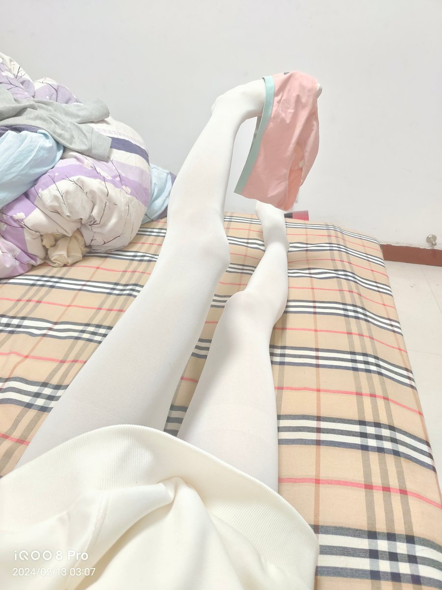 Deadyang2's tweet photo. 情人节补发捏 #白丝 #男 https://t.co/hp38oXup9p