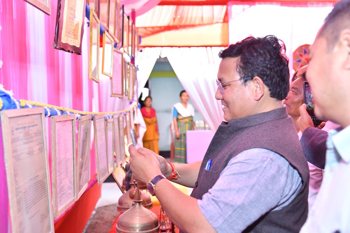 PramodBoroBTR's tweet photo. सोरां मन्जु…. बेयो बर'फोरजों बयजोंबो अनसायजानाय मोनसे मुं, हारिमुनि फोथाराव बेयो थरसे गोजों हाथर्खि

1974 मायथाइनि 22 आगष्टआव जोनोम मोननाय सोरां मन्जु थियेटारआ बर'नि हारिमुखौ फोथांनानै लाखिनायाव गोबां बिहोमा होबोदों। बर' हारिमु सिबिनायनि बिथिङाव बिथांमोननि बिहोमाखौ जों फंसे रावजों बाख्नायना फोजोबनो हाया। हारिमु सिबिगिरि बयखौबो जों अराय मान होनो रोंनांगोन। दिनै बर'नि आगोमा सोरां मन्जु थियेटारआ सनाथि मायथाइयाव आगान होफैबाय। सोरां मन्जु थियेटारनि जोनोमथिलि लेसेरा गामियाव दिनै सानथामनि हाबाफारिजों सनाथि मायथाइ फालिथाइनि गेवलां मेलाव दान्दिसे बाहागो लानो मोननाया आंनि थाखाय थारैनो  खाफाल गोनां। बर' हारिनि हारिमु फोथांना लाखिनायाव 50 बोसोर आगान सुरनो हानायनि थाखाय सोरां मन्जु थियेटारनि बिगोमा चन्द्र कान्त मोसाहारि बिथांनिसिम गाहाम हामब्लाइथि बाउहरबाय।फैबाय थानाय समाव बिथाङा आरोबाव  हारिमु सिबिनायाव गोख्रों बाहागो लानो हाथों बेखौनो मिजिं थिबाय।

आंजों लोगोसे बे हाबाफारियाव बिटिचिएलए नि बुंथिगिरि कातिराम बर' आरो मावफुं सोद्रोमा रन्जित बसुमतारि, रेव रेवा नार्जिहारि, धनन्जय बसुमतारि आरो एम एल ए लरेन्स इसलारि बिथांमोनाबो बाहागो लादोंमोन।