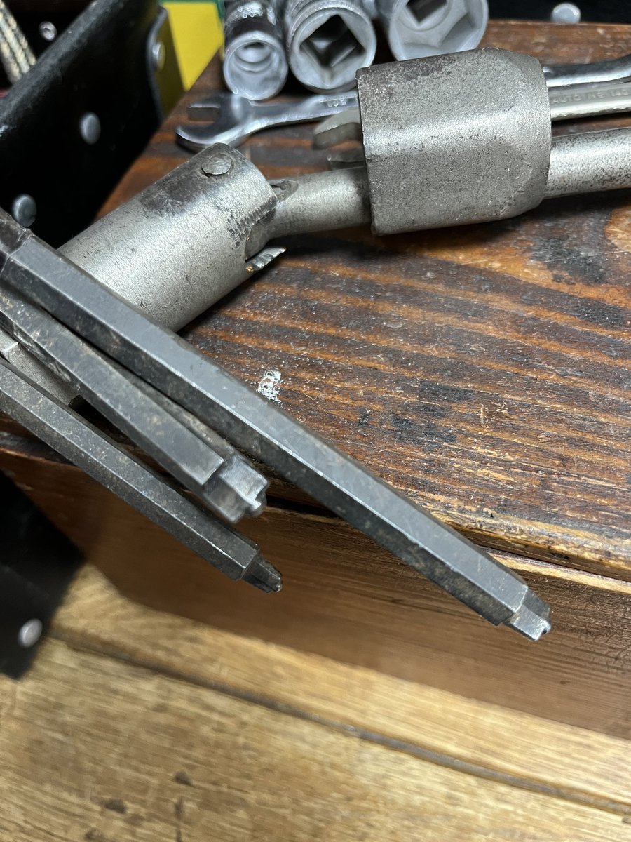 protool_samurai's tweet photo. ドイツのアンティークショップにて、手作業工具を物色しました。アンティークショップにあると、染みついた汚れでも味に思えてきました。笑
特殊な形状や仕様の工具があり、何に使うんだ？？と時間忘れて眺めてました。

#アンティーク工具 #欧州工具　#pr https://t.co/tU1Na0m9oO