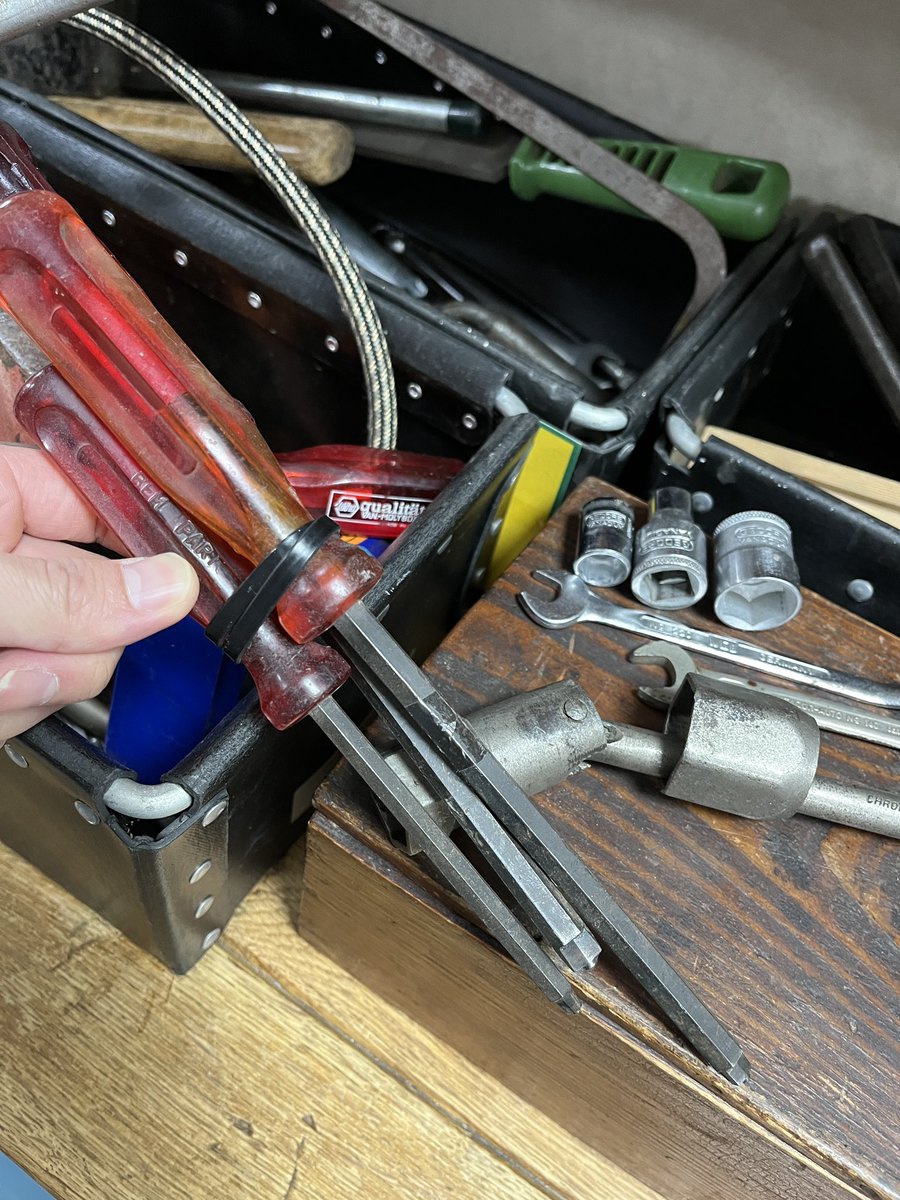 protool_samurai's tweet photo. ドイツのアンティークショップにて、手作業工具を物色しました。アンティークショップにあると、染みついた汚れでも味に思えてきました。笑
特殊な形状や仕様の工具があり、何に使うんだ？？と時間忘れて眺めてました。

#アンティーク工具 #欧州工具　#pr https://t.co/tU1Na0m9oO