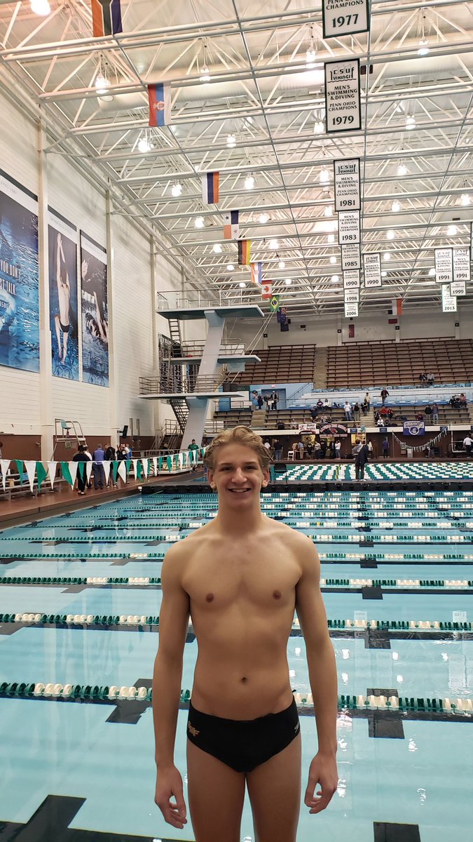 We are so proud of junior Michael Vanik on his final diving meet of the season! Michael had a terrific district dive meet scoring 356.70 points and placing 11th.

Way to start our district weekend out strong!