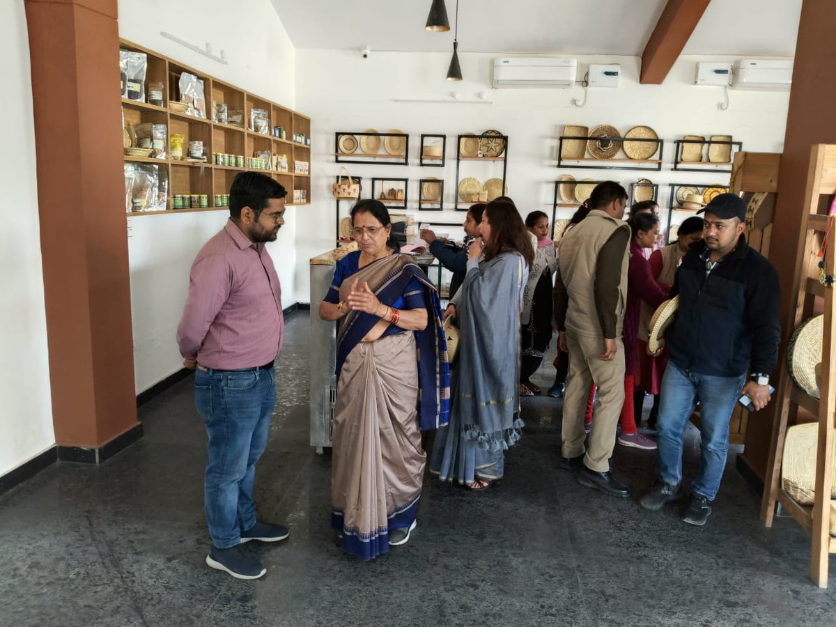 RudrapurBlock's tweet photo. दिनांक 16 फ़रवरी को मा० अध्यक्ष उत्तराखंड महिला आयोग श्रीमती कुसुम कंडवाल ने बेकरी ग्रोथ सेण्टर रुद्रपुर का निरीक्षण कर महिला उद्यम को बढ़ावा देने हेतु नारी शक्ति क्लस्टर के सदस्यों से विचार-विमर्श किया l #ग्रामाभ्युदयादेव_देशाभ्युदय:  #Rural_Development_UK https://t.co/wRYk8UGXpr