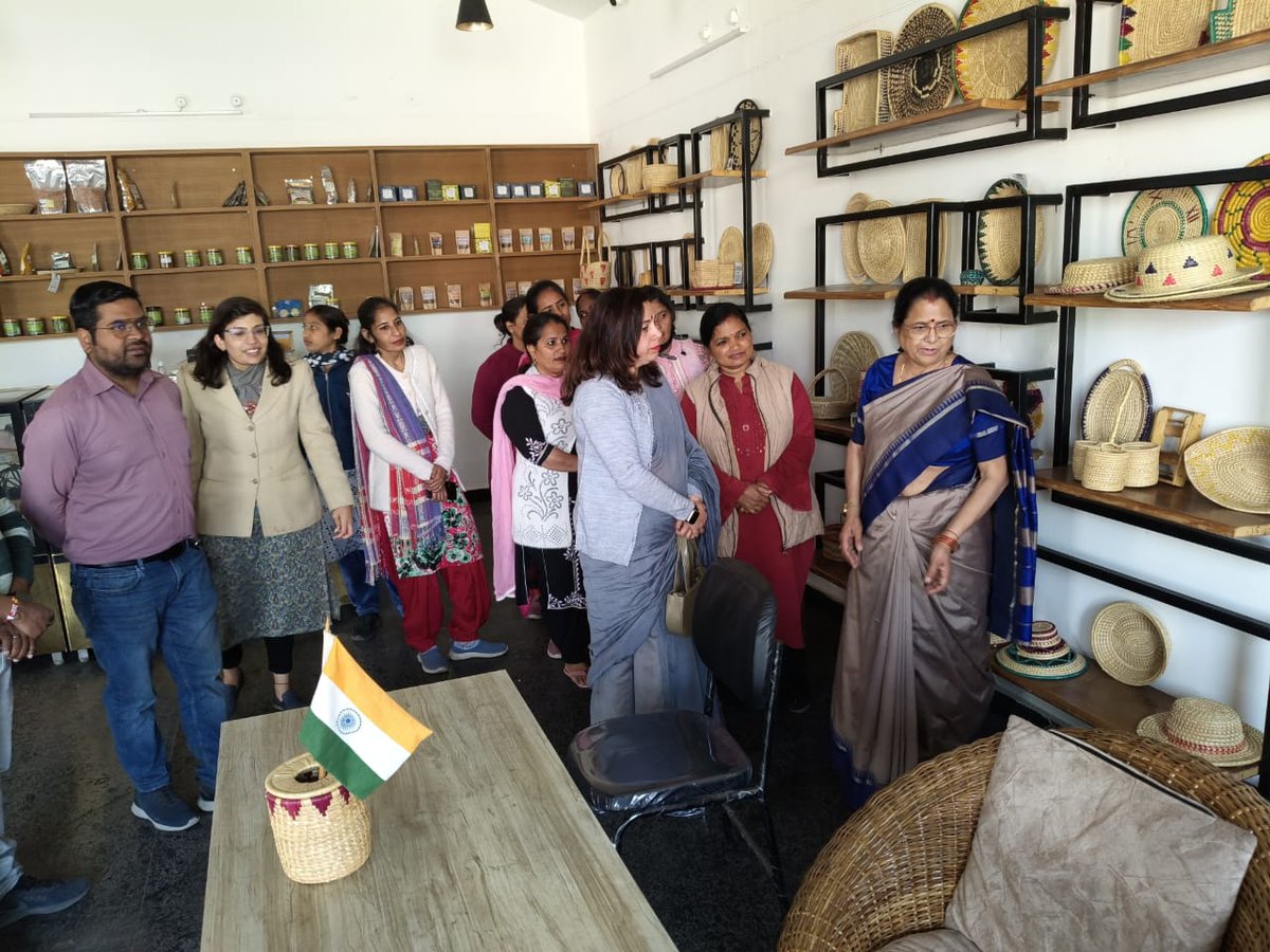 RudrapurBlock's tweet photo. दिनांक 16 फ़रवरी को मा० अध्यक्ष उत्तराखंड महिला आयोग श्रीमती कुसुम कंडवाल ने बेकरी ग्रोथ सेण्टर रुद्रपुर का निरीक्षण कर महिला उद्यम को बढ़ावा देने हेतु नारी शक्ति क्लस्टर के सदस्यों से विचार-विमर्श किया l #ग्रामाभ्युदयादेव_देशाभ्युदय:  #Rural_Development_UK https://t.co/wRYk8UGXpr