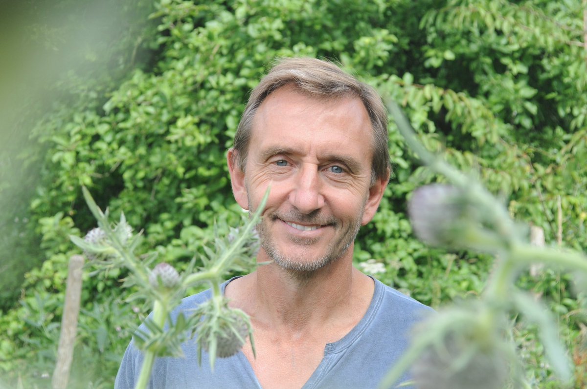 Our next speaker is Dave Goulson, author of The Garden Jungle and Silent Earth, bee specialist and professor of biology at Sussex Uni. All Saints, Lewes, 27 Feb, 8pm (doors 7.30pm). Bee there or be square 🐝