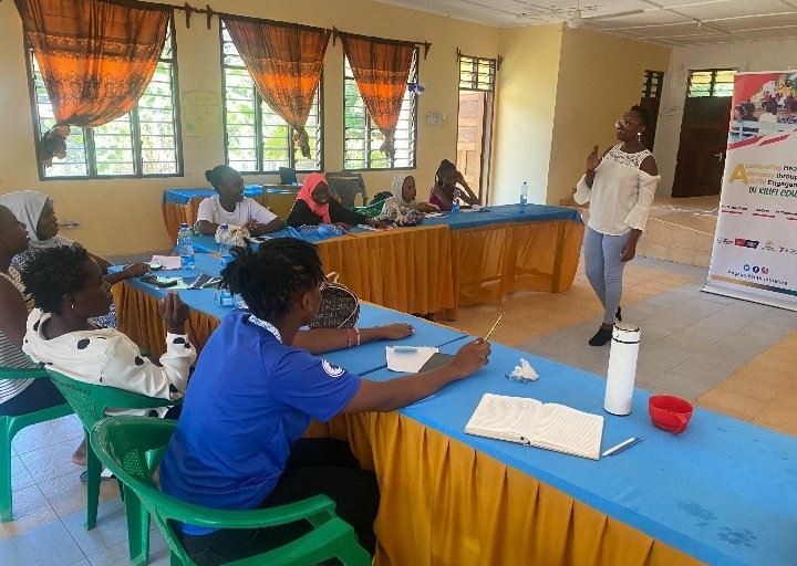 AngazaKilifi's tweet photo. With support from @HerVoiceFund , we organised a two day #Advocacy mentorship session for #AGYW led or supported organizations.
Day one included the concept of advocacy wholistically and comprehensively.
#HERVoiceKilifi #YplusAimingHigher #HERVoiceFund #HVF https://t.co/WiTkhYF6fF