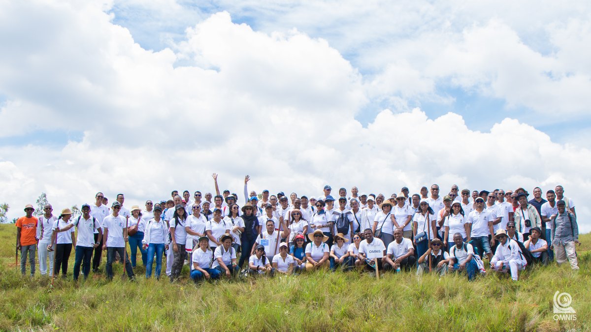 Aujourd'hui, l'OMNIS a organisé sa journée annuelle de reboisement en collaboration avec le Ministère des Mines et les organismes qui y sont rattachés. 5 000 jeunes plants ont été plantés sur le site Tsiakarana du Fokontany Antanimenabe de la commune rurale de Masindray.