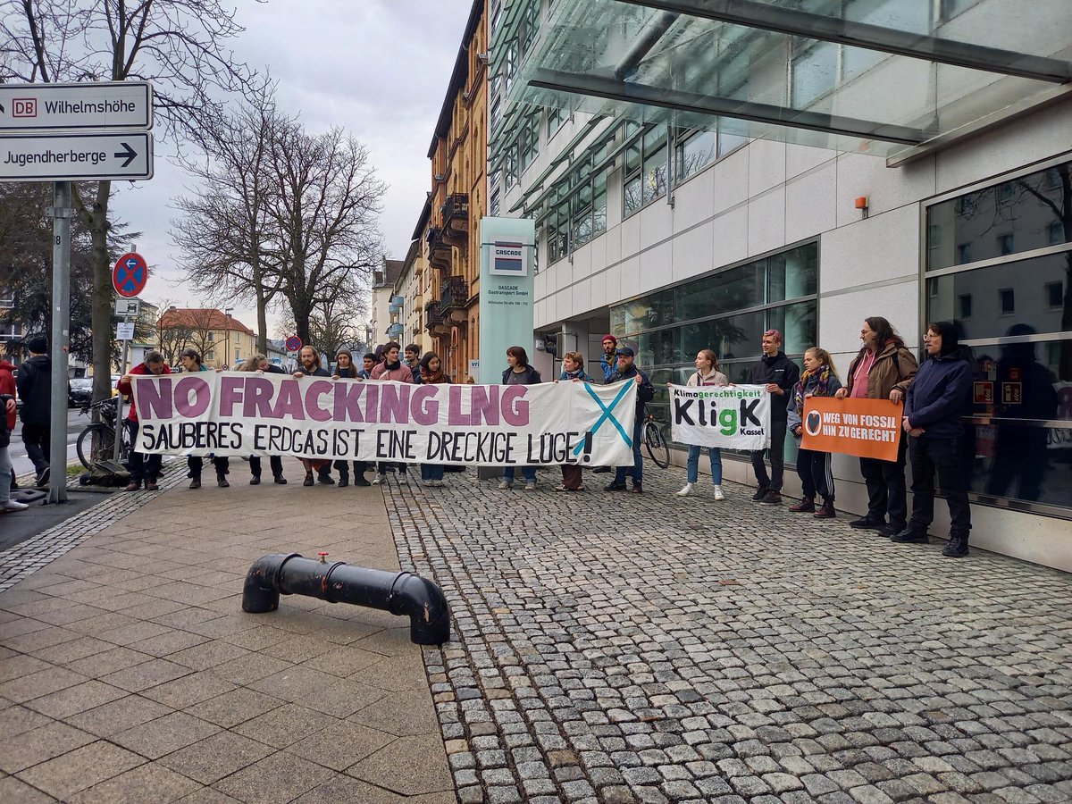KligK_KlimaKS's tweet photo. Kein LNG auf Rügen!
#AlleGegenLNG In Berlin, Rügen und Kassel wird gegen das Flüssiggasterminal vor Rügen und die vom Kassler Konzern Gascade gebaute Pipeline protestiert. Die fehlgeleitete Politik der Bundesregierung und klimaschädliche Infrastruktur muss stoppen #NoFracking https://t.co/YrBCbpJx31