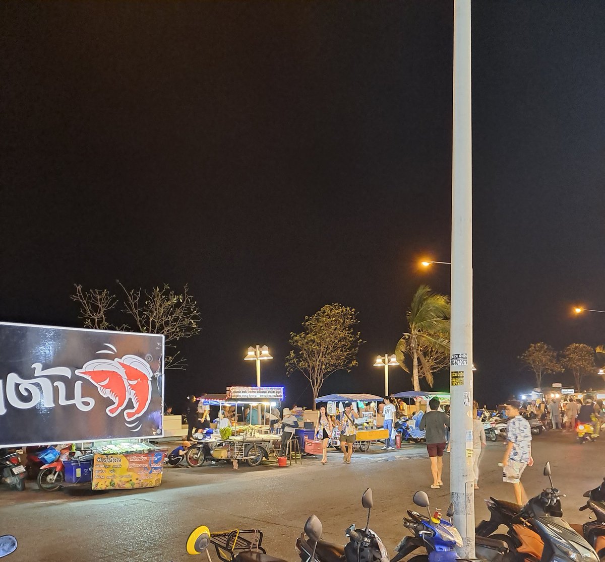 คนกำลังเยอะเลย จะมีสักกี่คู่นะที่อยู่นี่