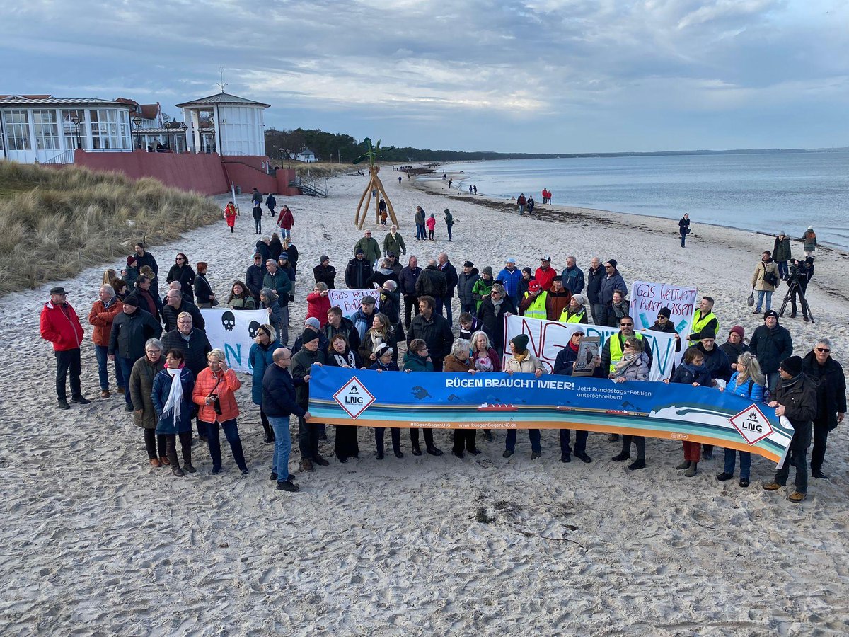 KligK_KlimaKS's tweet photo. Kein LNG auf Rügen!
#AlleGegenLNG In Berlin, Rügen und Kassel wird gegen das Flüssiggasterminal vor Rügen und die vom Kassler Konzern Gascade gebaute Pipeline protestiert. Die fehlgeleitete Politik der Bundesregierung und klimaschädliche Infrastruktur muss stoppen #NoFracking https://t.co/YrBCbpJx31