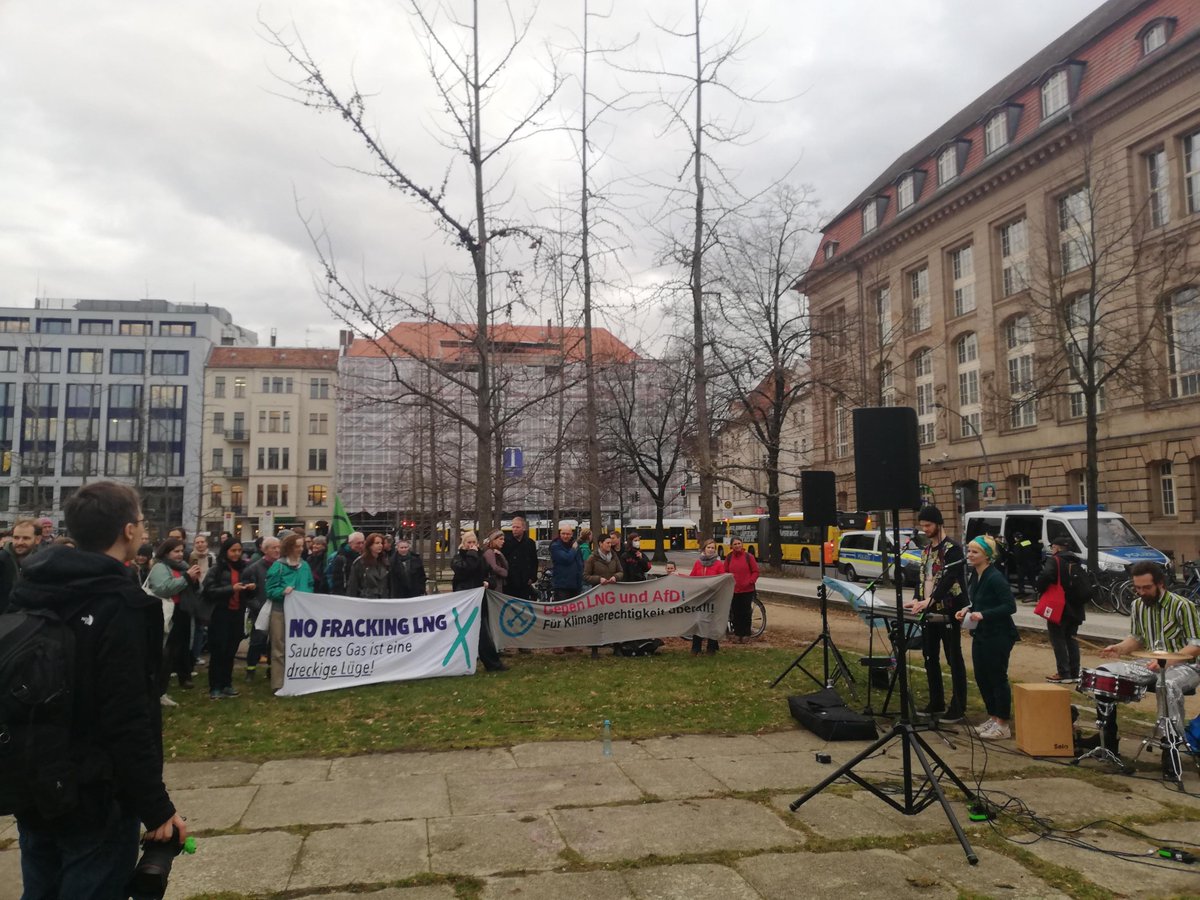 Kein LNG auf Rügen!
#AlleGegenLNG In Berlin, Rügen und Kassel wird gegen das Flüssiggasterminal vor Rügen und die vom Kassler Konzern Gascade gebaute Pipeline protestiert. Die fehlgeleitete Politik der Bundesregierung und klimaschädliche Infrastruktur muss stoppen #NoFracking