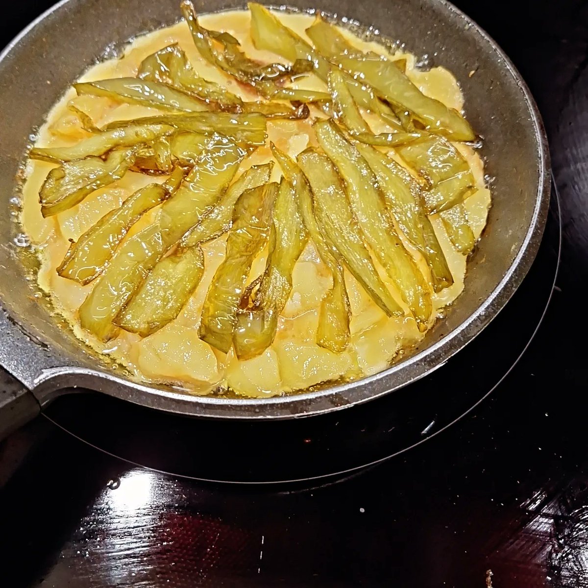 PacoRubioDamian's tweet photo. Tortilla de patatas rellena de pimientos y mejillones. 
#tortilla #tortillaespañola  #cocin https://t.co/PkYX86eosX