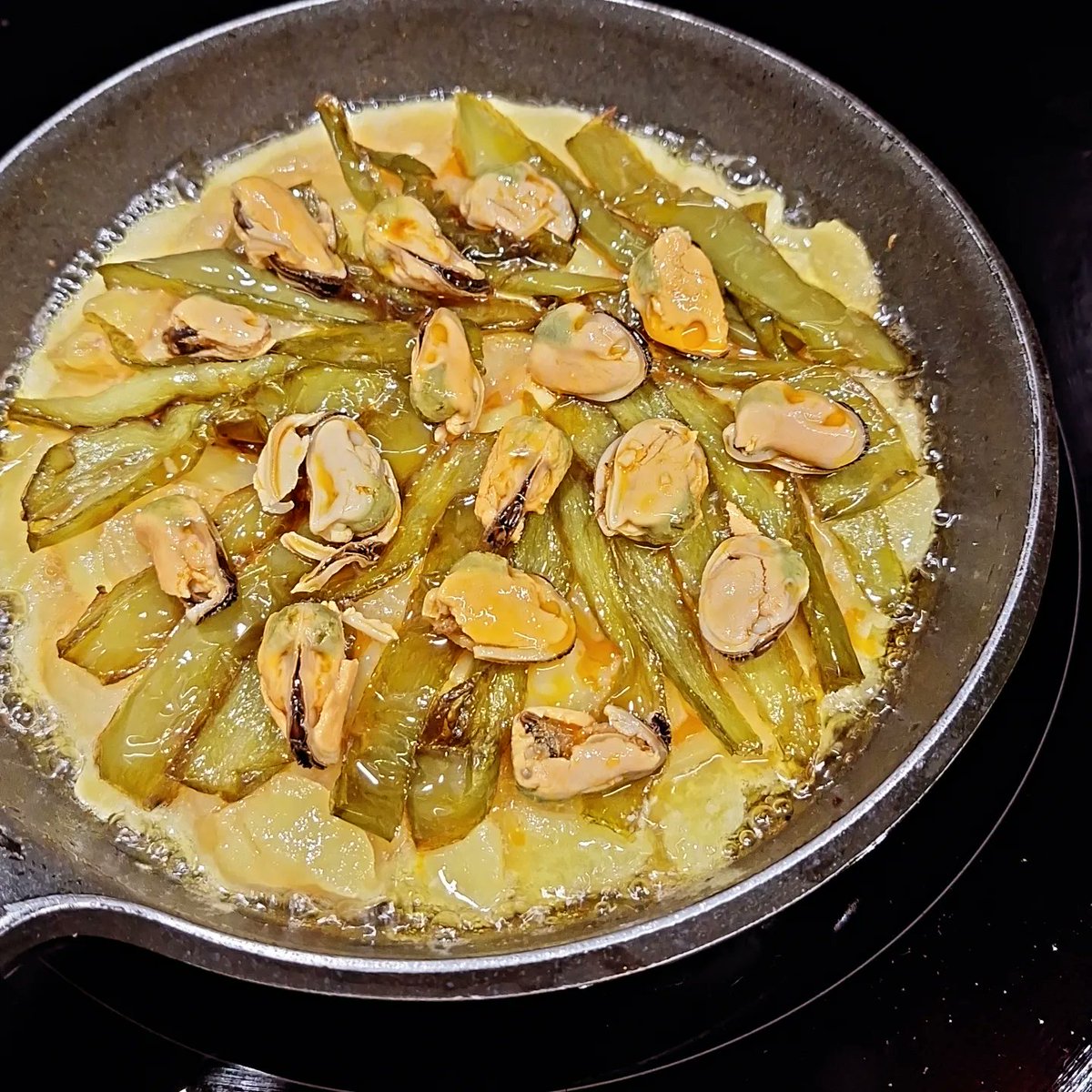 PacoRubioDamian's tweet photo. Tortilla de patatas rellena de pimientos y mejillones. 
#tortilla #tortillaespañola  #cocin https://t.co/PkYX86eosX