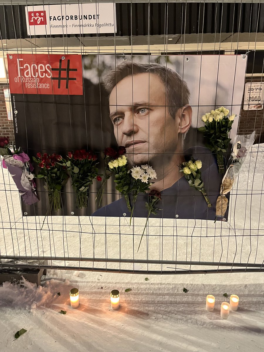 Kirkenes i kveld. Blomster og lys under portrettet av Alekseij Navalnyj i byen med mange russiske innbyggere. 
#Navalny #kirkenes