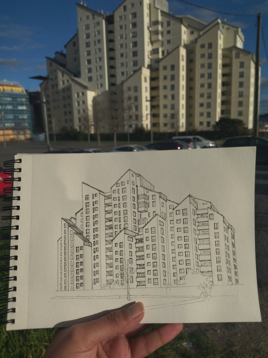 Cris_Omil's tweet photo. Edificio Aliko 1978 #ACoruña
O edificio que nos saúda aos que viaxamos en tren 
171 vivendas na man 🙃 https://t.co/yXwcsjCK42
