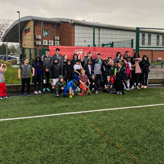 7EliteAcademyUK's tweet photo. COMMUNITY 🇬🇧🇺🇸🇹🇿 We had a great time working with @anhourforothers as part of our commitment to provide free training sessions for all members of our community in Liverpool throughout the year 👊
The kids brought the noise! 🗣️😂
#7EliteAcademyUK | #LiverpoolCommunity https://t.co/TYhqRlOGqp