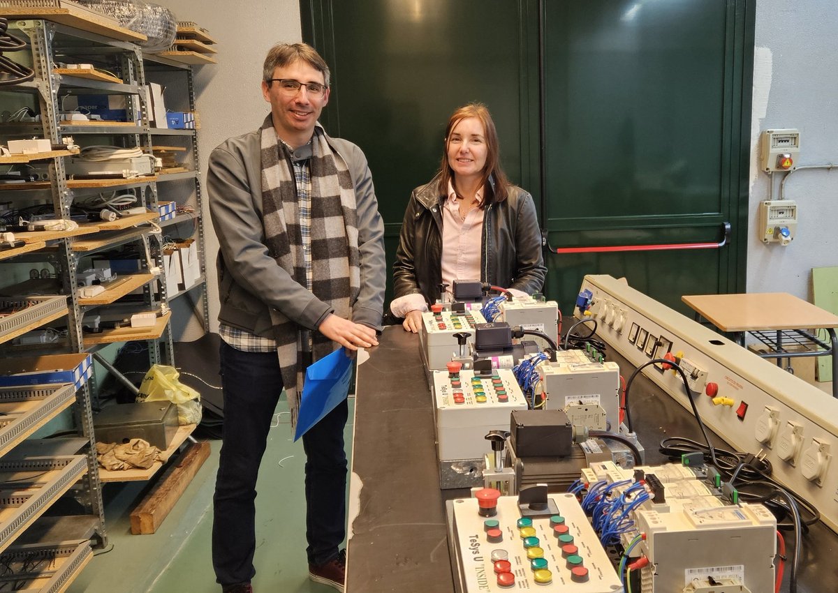 IESUrbanoLugris's tweet photo. O Dpto de Electricidade e electrónica recibiu a doazón de 3 maquetas da empresa coruñesa Eleko Tecnología e Innovación S.L. As maquetas simulan o arranque e sobrecarga de motores, e empregaranse para as prácticas do alumnado de ciclos medios de #FP. Moitas grazas a #Eleko 👏🏼👏🏼👏🏼 https://t.co/q9XaEy4U4S