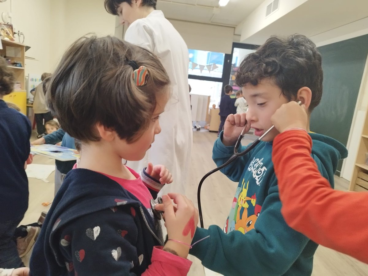 Setmana de la dona científica. Avui ha vingut la mare de l’Ana G. que treballa investigant sobre el càncer I Ens ha fet un taller molt interessant. <a href="/EscolaVirolai/">Escola Virolai</a>