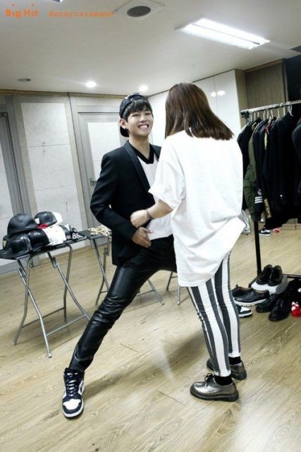 T_T_BTS_'s tweet photo. ジョングクの脚長ポーズで思い出したウガメンのマナー脚四天王 https://t.co/bf31El4Exh