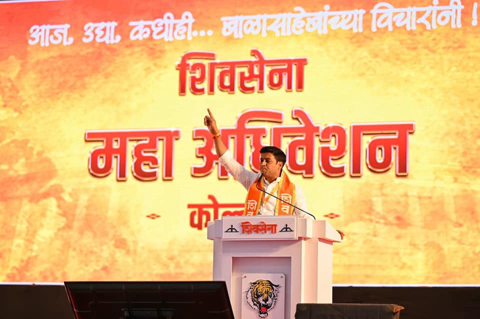 mieknathshinde's tweet photo. शिवसेना हेच माझं सर्वस्व होतं, शिवसैनिक हेच माझं कुटूंब होतं. आयुष्यभर मी त्यांच्यासाठी काम केलं पुढे काय होईल याची मला अजिबात कल्पना नव्हती नेहमी पुढचा विचार करणाऱ्या माझ्या मनाने मागे वळून कधी पाहिले नव्हते. पण आज श्रीकांतच्या मुखातून निघालेल्या शब्दांमधून मला माझा काल दिसला. https://t.co/lreROUxLHX