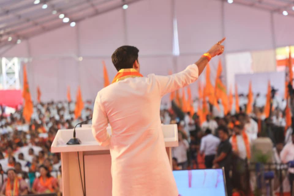 mieknathshinde's tweet photo. शिवसेना हेच माझं सर्वस्व होतं, शिवसैनिक हेच माझं कुटूंब होतं. आयुष्यभर मी त्यांच्यासाठी काम केलं पुढे काय होईल याची मला अजिबात कल्पना नव्हती नेहमी पुढचा विचार करणाऱ्या माझ्या मनाने मागे वळून कधी पाहिले नव्हते. पण आज श्रीकांतच्या मुखातून निघालेल्या शब्दांमधून मला माझा काल दिसला. https://t.co/lreROUxLHX