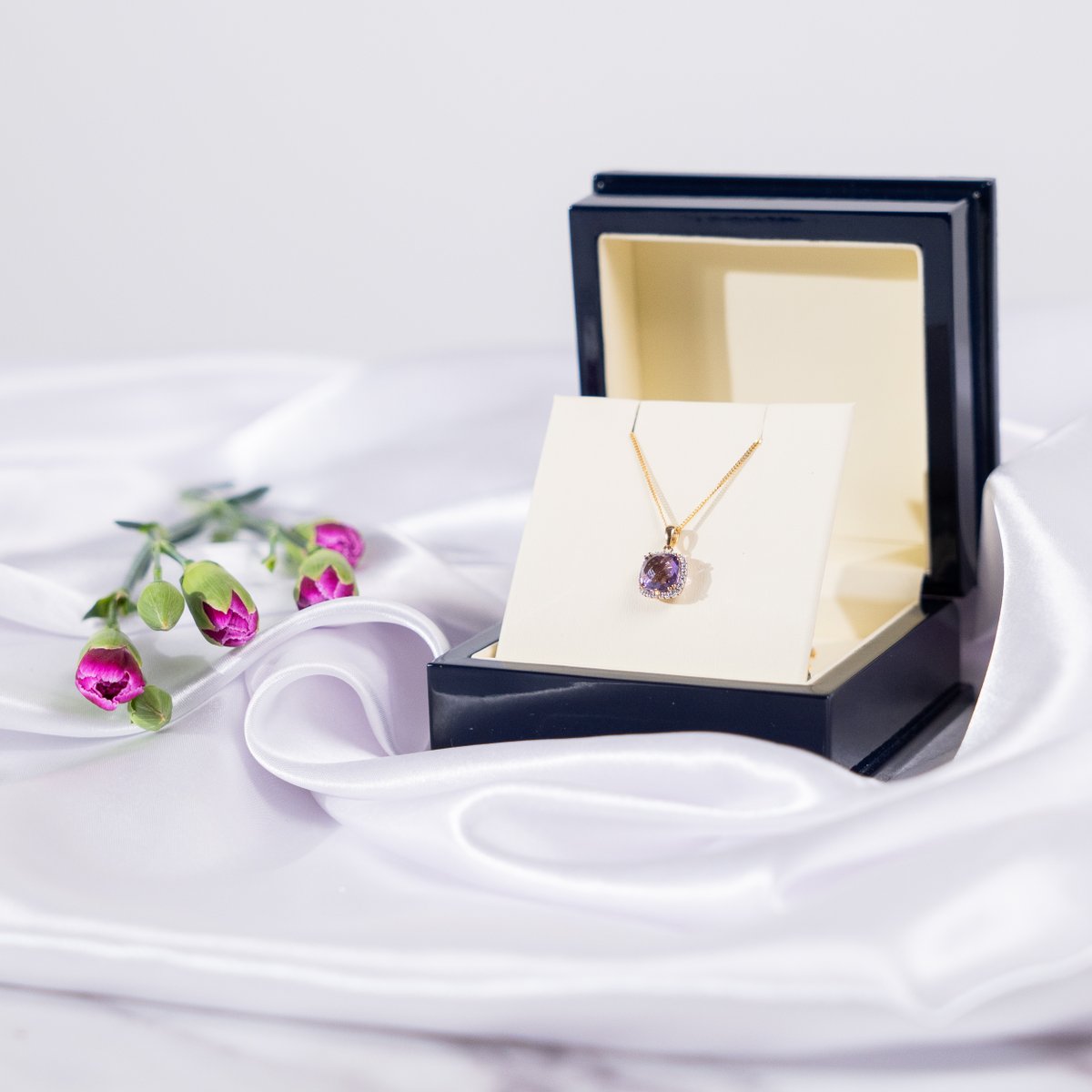 FWJewellers's tweet photo. A necklace for every occasion. From bold, stand out pieces to more delicate styles, Francis Wain has something for everyone💫 

05-40-13972
05-11-14554 https://t.co/Gy0kFxk3CQ
