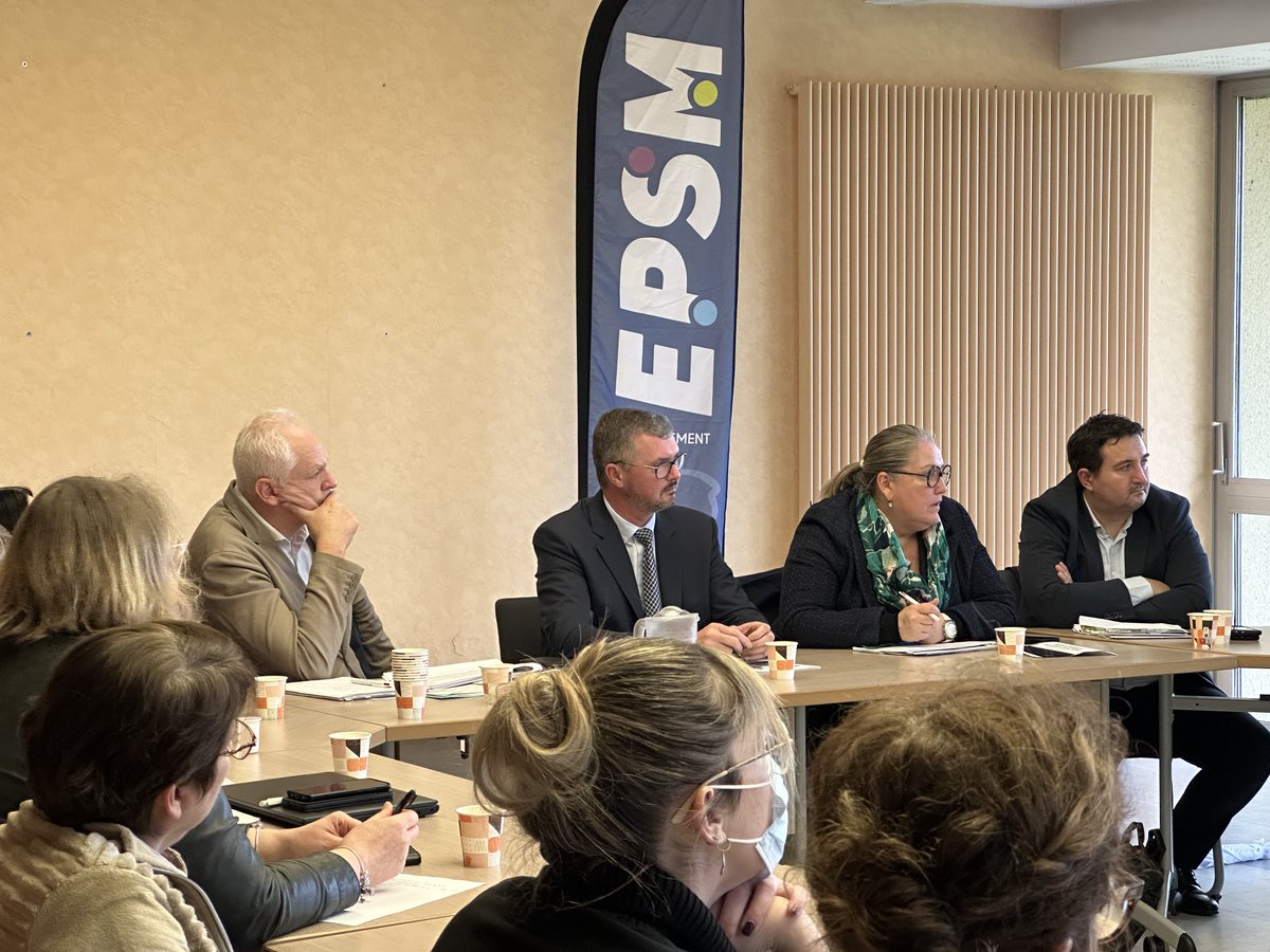 arsbfc's tweet photo. Plus de 300 professionnels ont pris part aux travaux du projet d’établissement 2024-2028 qui va être présenté aux instances. Un modèle de partenariat humaniste en santé pour engager le patient dans son processus de soin. « Votre hôpital a beaucoup d’atouts ! » a salué @CoipletJj https://t.co/UQFTCPAeNG