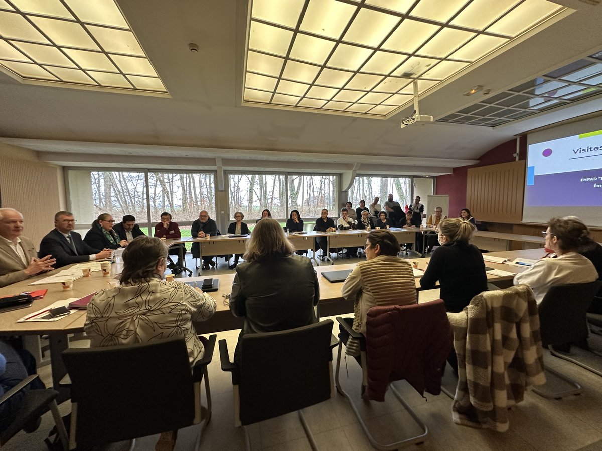 arsbfc's tweet photo. Plus de 300 professionnels ont pris part aux travaux du projet d’établissement 2024-2028 qui va être présenté aux instances. Un modèle de partenariat humaniste en santé pour engager le patient dans son processus de soin. « Votre hôpital a beaucoup d’atouts ! » a salué @CoipletJj https://t.co/UQFTCPAeNG