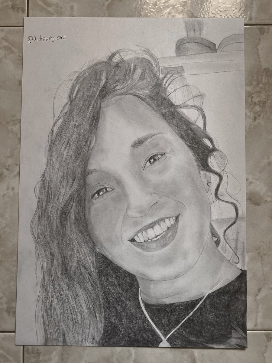 a_drawing_sara's tweet photo. Simone mi ha scelta per fare un regalo speciale alla sua amica Rocio ♥️🎁✨
Grazie per la fiducia e la stima! 💪🏻😉
- Commissione 33x48 ✍🏻 -
#disegno #ritratto #drawing #portrait #emozioni #emotions #art #artwork #friends #amici #amico #amica #friend #regalo #satisfactions https://t.co/Ltop3V4ZrR