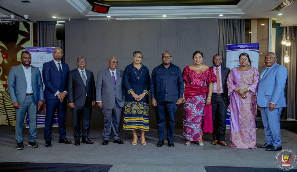 Soirée de solidarité nationale : représentant le Président de la République, le PM Sama Lukonde remet un chèque de 15 milliards de francs congolais aux victimes des affres de guerres et catastrophes naturelles en RDC, au nom du Gouvernement primature.gouv.cd/2024/02/16/soi…