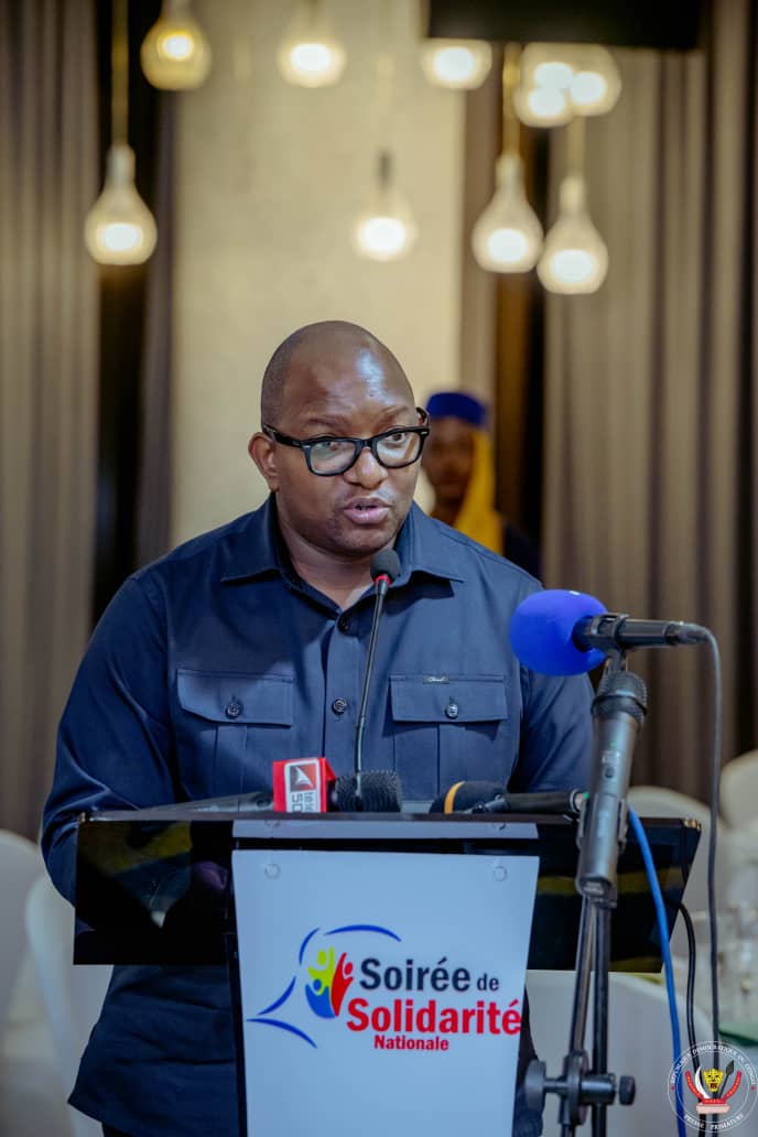 PrimatureRDC's tweet photo. Soirée de solidarité nationale  : représentant le Président  de la République, le PM Sama Lukonde  remet  un chèque de 15 milliards de francs congolais aux victimes des affres de guerres et catastrophes naturelles en RDC, au nom du Gouvernement
https://t.co/0qe49xdqyI https://t.co/ucOwWKtAsy