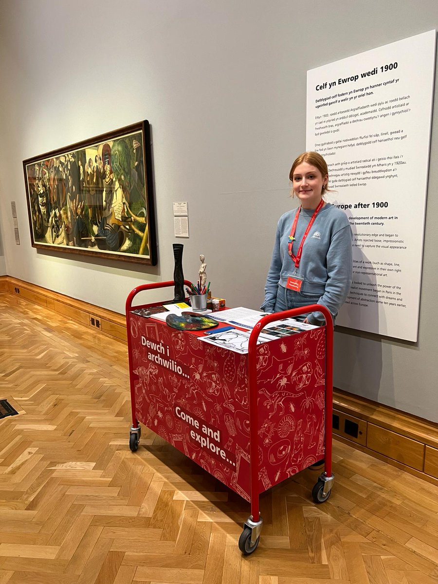 The wonderful @ksroka4 from #ValleysRetold met one of our wonderful Explore Volunteers on a busy half term afternoon in @Museum_Cardiff's art galleries. She even snapped a picture! 

The Explore Volunteers are in the museum most days. Look out for the red trolley!

@AmgueddfaVols