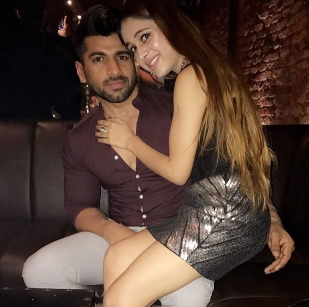 DeepikaC9001's tweet photo. @kiranKaur868 Ye kaun lagta hai teri? 

@AbhishekMalhan4 ki 3rd hand side chick hai tu? https://t.co/bXCE1e9KPU