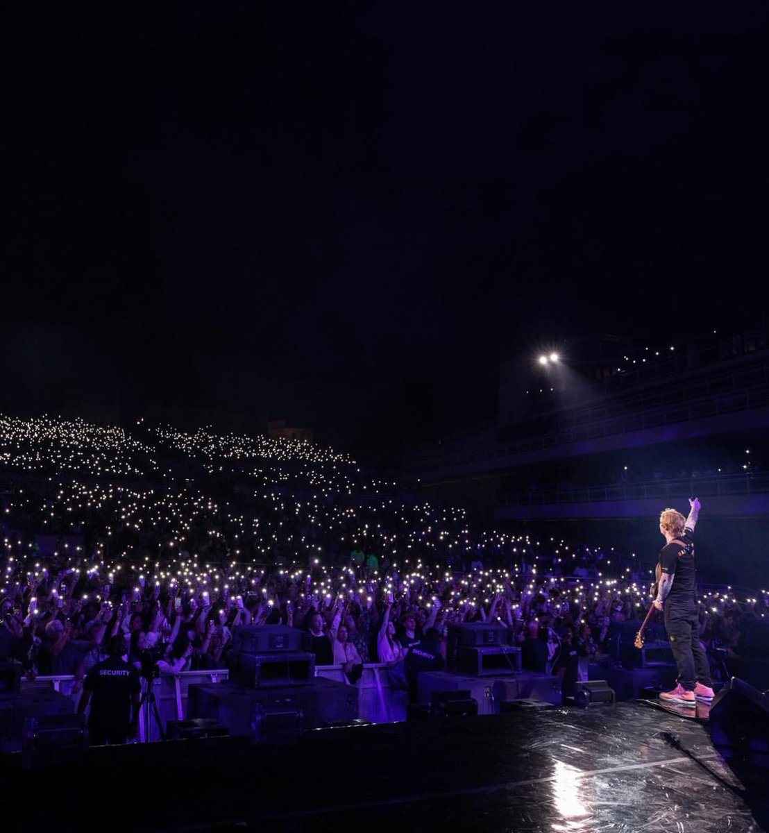 JoanLinSheerio's tweet image. Finally saw this in Ed’s story. Bahahahaha.
It’s so petty.There’s no contest between them.Ed is miles ahead. #EdSheeran’s music will stand d test of time &amp;amp;live forever:
Perfect
🏰OnTheHill
ThinkingOutLoud
Photograph
TenerifeSea
Afterglow
A Team
YNMIDNY
I See🔥
BadHabits
…
😂🤣😂