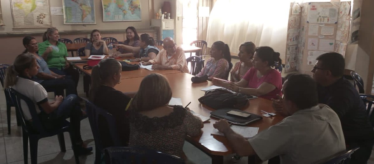 SomosUnem's tweet photo. #Entérate🗣️|| Este #15Feb🗓️, la #UTGUBarinas llevó a cabo el 1er Encuentro de Tutores, con la finalidad de socializar los documentos fundacionales y la organización académica territorial de los #Unemistas📚
#NuevaEtapaDel1X10
@NicolasMaduro
@_LaAvanzadora
@MPPEDUCACION https://t.co/JtxIjglDmv