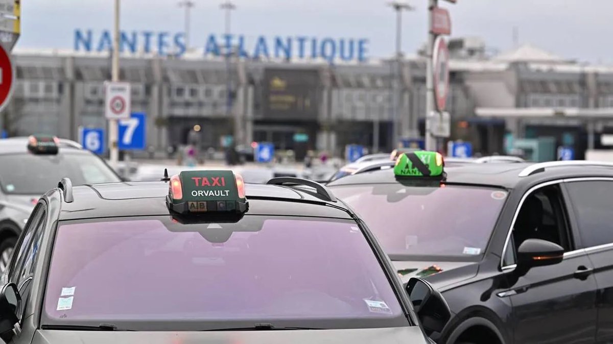 GossipRoomOff's tweet photo. 🚨 Mercredi, les chauffeurs de taxis ont bloqué l’accès principal à l’aéroport de #Nantes. À cause de cette manifestation, une bonne sœur originaire de Lorient a raté son avion. Or, elle devait se rendre à Toulouse pour une raison bien particulière : donner un rein à son frère.

En apprenant cette histoire, les chauffeurs de taxi ont été émus par la situation. L’un d’eux, Mounir Jouad, s’est proposé pour emmener gratuitement la religieuse en taxi : "J’ai pris la route pour Toulouse sans réfléchir parce que son frère était programmé au bloc et il attendait sa sœur arrive pour qu’elle lui donne son rein."

Selon le chauffeur de taxi, âgé de 43 ans, la sœur était "hyper contente". Et il ajoute : "Elle m’a dit que c’était un miracle". Mounir Jouad a fait l’aller/retour Nantes-Toulouse dans la nuit : "Si on a fait ça, c’est pour montrer la bonne image des taxis nantais. On peut faire des gestes de temps en temps, on est humain tout de même. Notre première mission, c’est de rendre service aux gens, l’aspect financier vient après." 👏🚕❤️ (via Ouest-France)