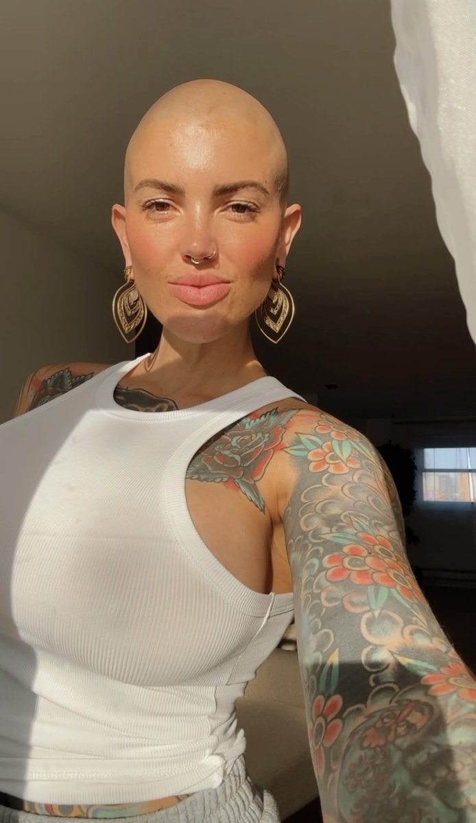 Midwestbabex's tweet image. Retweet if you don’t mind a bald bitch 🥰🥰