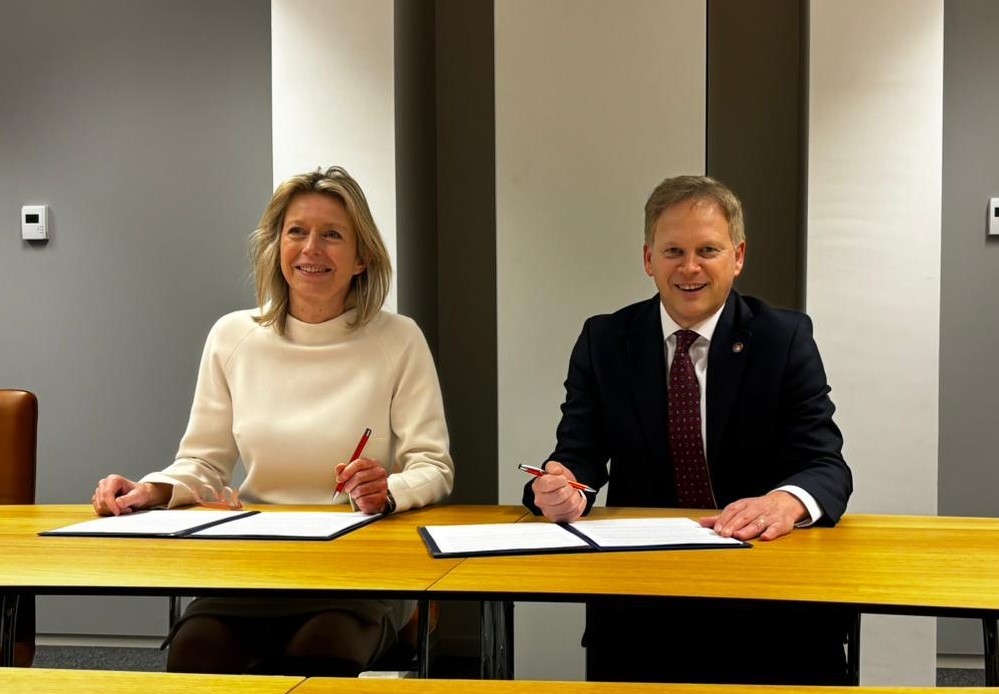 Yesterday at #NATO, @grantshapps joined @DefensieMin to sign the 🇬🇧🇳🇱 Joint Vision Statement on Defence Cooperation. With this statement, 🇬🇧&🇳🇱 commit to further strategic, tactical & operational cooperation. Together we can face current and future challenges. #strongertogether