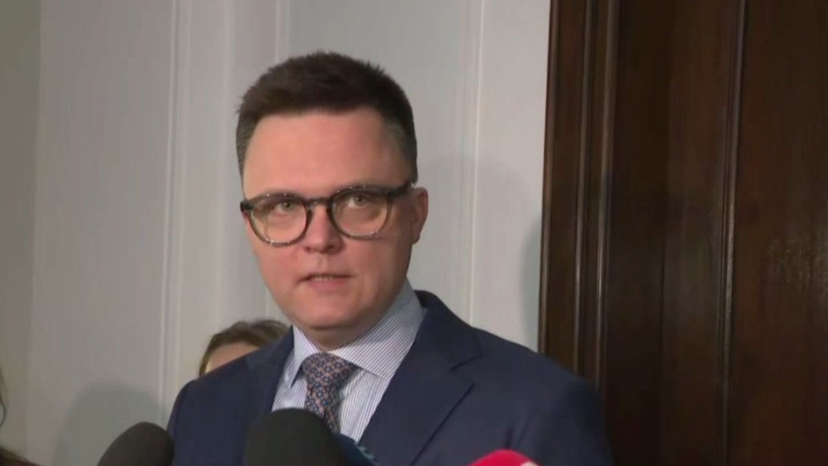 TVPParlament's tweet photo. Po raz kolejny okazało się kim naprawdę jest Władimir Putin, który zabija własnych obywateli, zabija więźniów politycznych, bo to on odpowiada za śmierć Aleksieja Nawalnego – powiedział w piątek marszałek Sejmu Szymon Hołownia. 
https://t.co/QgDHvnGsic https://t.co/A4VxeGB8xR