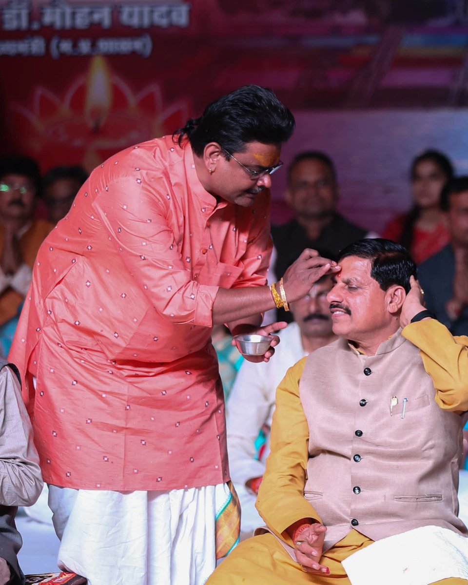 DrMohanYadav51's tweet photo. त्वदीय पाद पंकजम नमामि देवी नर्मदे!

आज नर्मदा जयंती के पावन अवसर पर नर्मदापुरम में जीवनदायिनी माँ नर्मदा जी की महाआरती करने का सौभाग्य प्राप्त हुआ। 

मैया की कृपा संपूर्ण प्रदेश पर अनवरत बरसती रहे, सभी के जीवन में सुख-समृद्धि एवं खुशहाली बढ़ती रहे, यही प्रार्थना करता हूं।

हर हर नर्मदे...