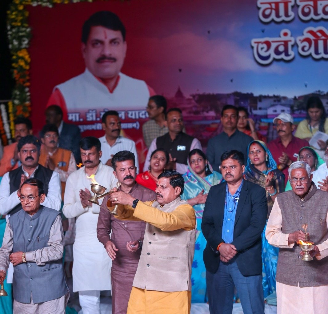 DrMohanYadav51's tweet photo. त्वदीय पाद पंकजम नमामि देवी नर्मदे!

आज नर्मदा जयंती के पावन अवसर पर नर्मदापुरम में जीवनदायिनी माँ नर्मदा जी की महाआरती करने का सौभाग्य प्राप्त हुआ। 

मैया की कृपा संपूर्ण प्रदेश पर अनवरत बरसती रहे, सभी के जीवन में सुख-समृद्धि एवं खुशहाली बढ़ती रहे, यही प्रार्थना करता हूं।

हर हर नर्मदे...