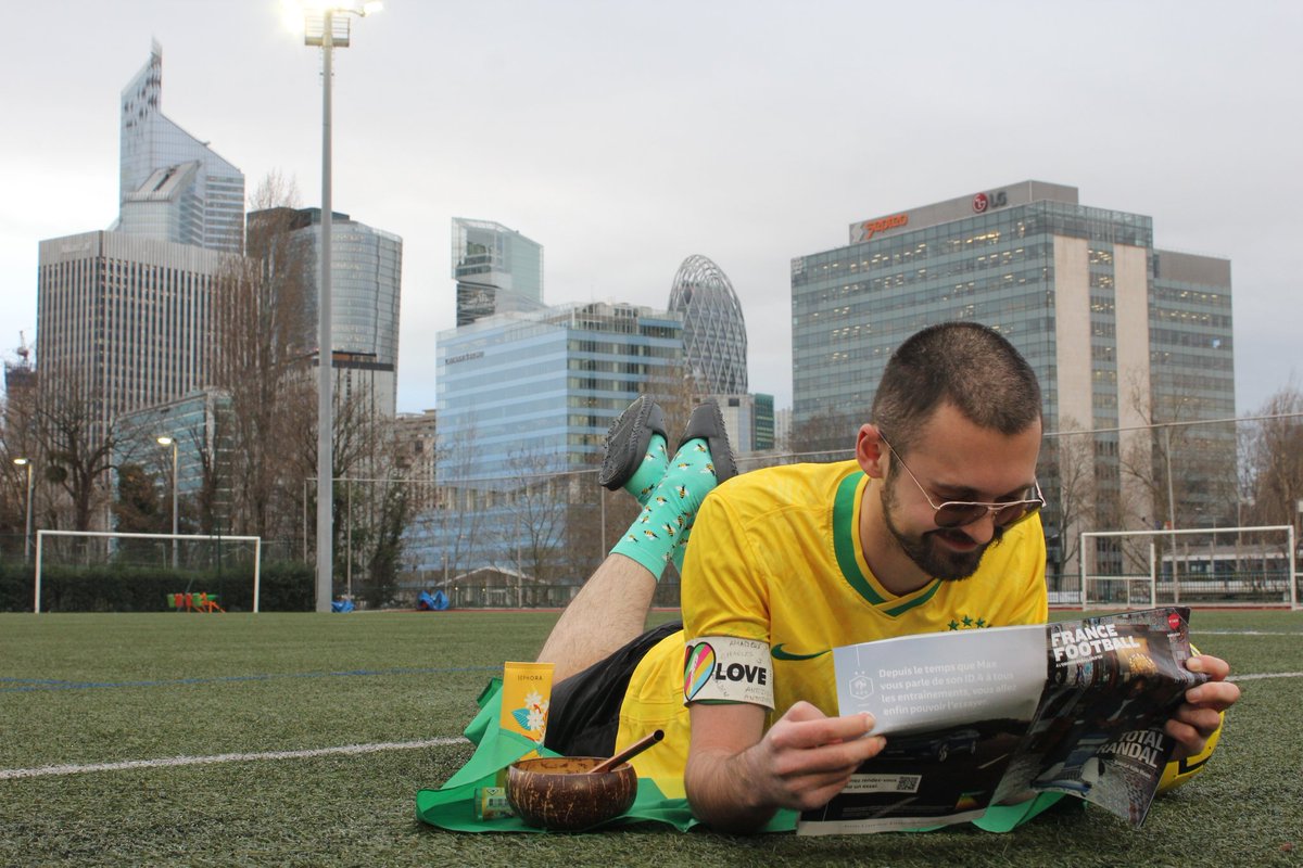 Partout où elle passe, la <a href="/Celsao92/">Celsão</a> amène le soleil. Derrière Alyssia Gaoua et Louis Rousseau, le Celsa prônera le Joga Bonito le 23 mars. ⚽️🇧🇷
Crédit photo : Titouan Allain