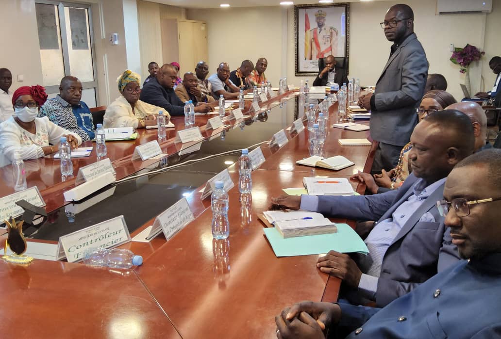 Cette semaine, j'ai instruit les responsables des grands hôpitaux de Conakry (Ignace DEEN, Donka et HASIGUI) d’accueillir dignement les malades, les stabiliser éventuellement, avant de les transférer, si nécessaire, vers une autre structure à l'aide des ambulances  à disposition.