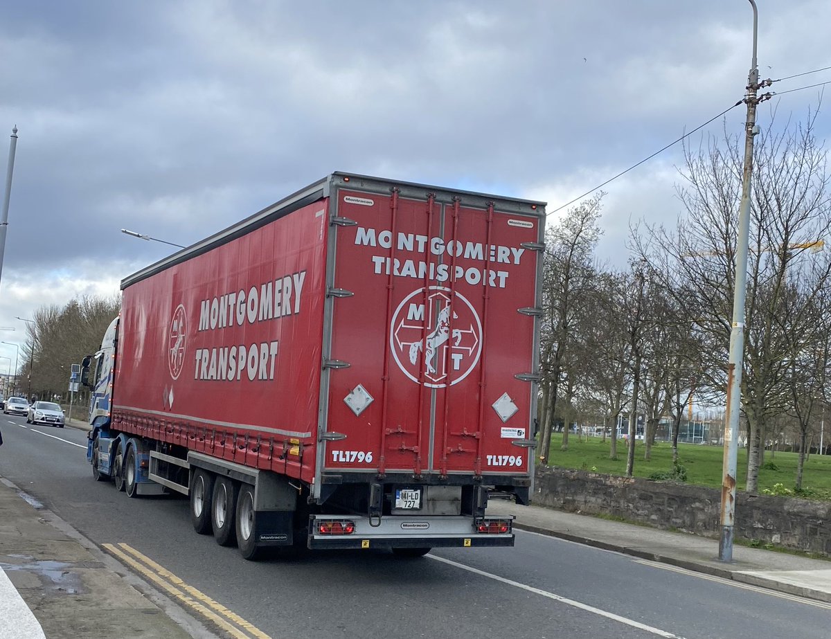5_axle's tweet photo. Loads of 5-axles tonight on strand road. @DublinPortCo could you remind your clients it’s illegal, even if it’s a handy shortcut to catch their Friday ferry? @MontgomeryTG @MontgomeryTG70 @DBSGreens @RSAIreland @Transport_EU https://t.co/0o22YPoUEa