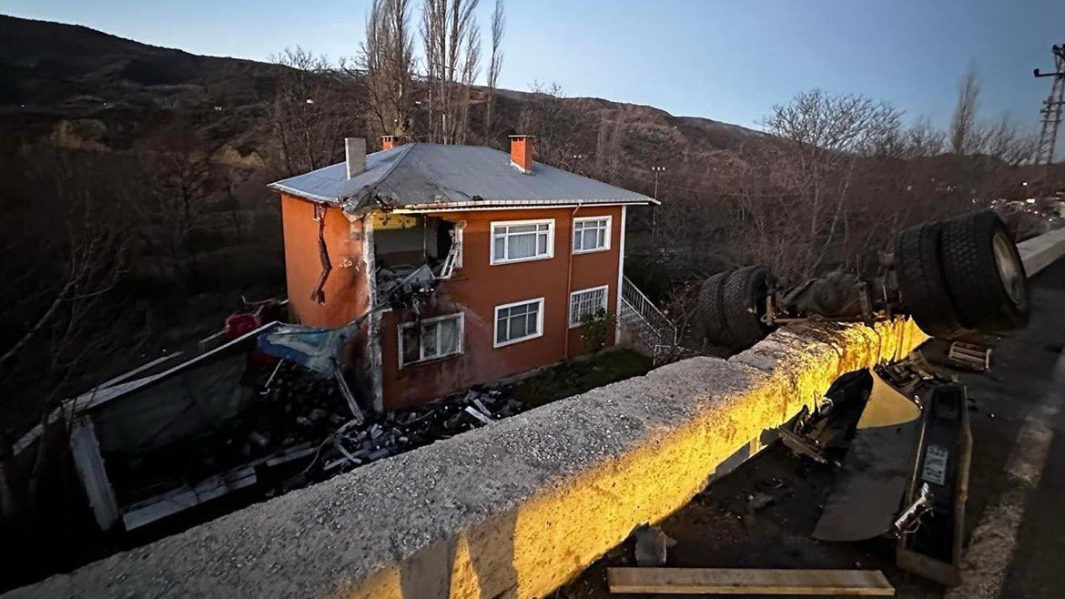 voiceofworldco's tweet photo. Sivas’ta 2 ay önce kamyon çarpan 2. kattaki eve bugün de tır çarptı. https://t.co/4w1YkonXn2