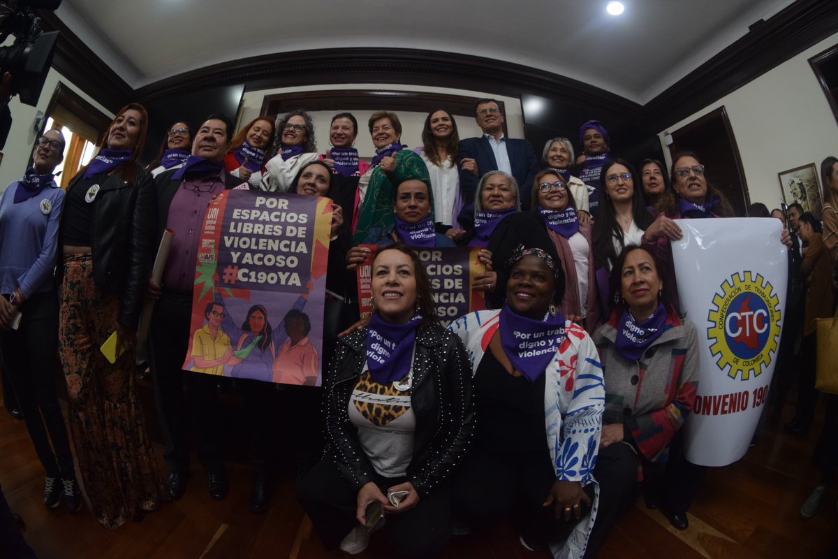 TuMuevesCol's tweet photo. 🚨#UltimaHora Celebramos el paso histórico hoy en Colombia 🇨🇴, en la radicación del proyecto de ley para la ratificación del #Convenio190Ya 

✊🏽Lxs trabajadorxs han tenido un gran compromiso para que este convenio sea una realidad en el país.
¡Enhorabuena compañerxs! https://t.co/1iVArFAx8C