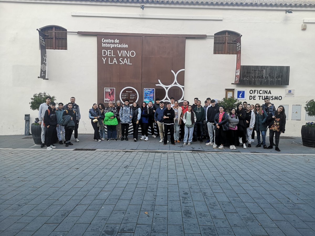 IESPoetaADULTOS's tweet photo. El alumnado de bachillerato de adultos visitó el Centro de Interpretación del Vino y de la Sal. Allí, asistieron a una conferencia donde se les explicó, el funcionamiento de las salinas y los esteros, el proceso de la producción del vino de la zona y la historia de Chiclana. https://t.co/CuKwVJHo7P