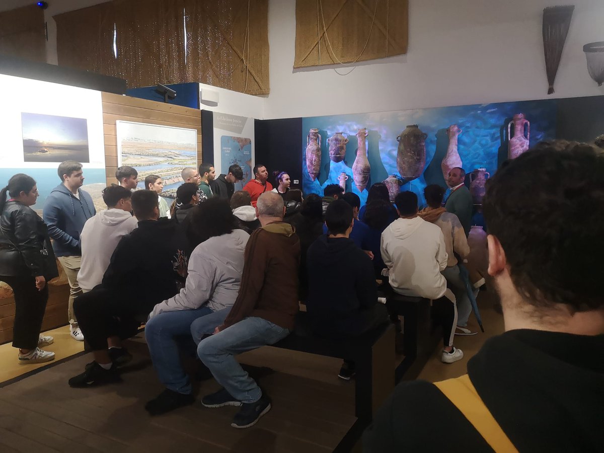 IESPoetaADULTOS's tweet photo. El alumnado de bachillerato de adultos visitó el Centro de Interpretación del Vino y de la Sal. Allí, asistieron a una conferencia donde se les explicó, el funcionamiento de las salinas y los esteros, el proceso de la producción del vino de la zona y la historia de Chiclana. https://t.co/CuKwVJHo7P
