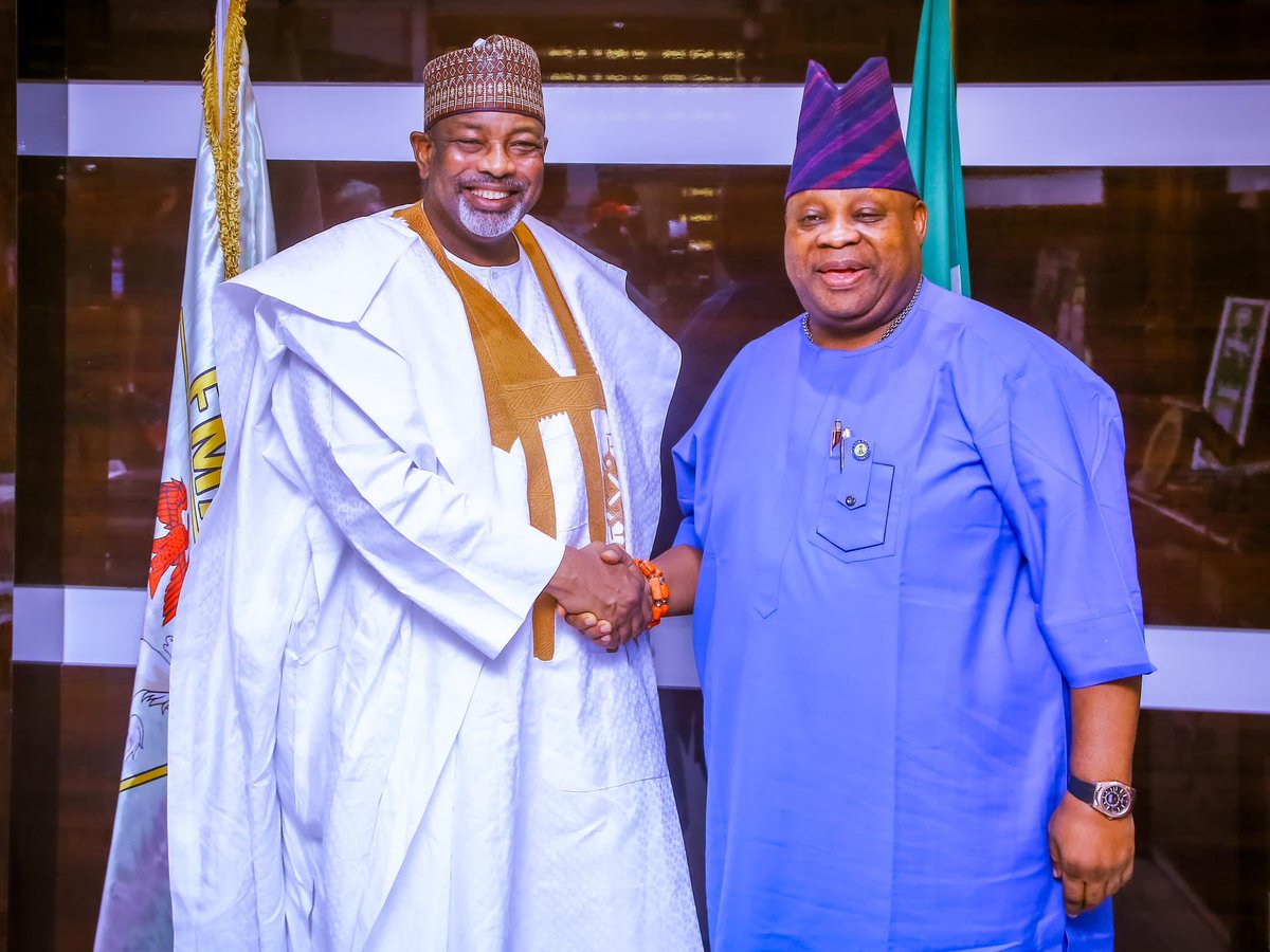 AAdeleke_01's tweet photo. 𝗪𝗲 𝗔𝗿𝗲 𝗙𝗼𝗰𝘂𝘀𝗲𝗱 𝗢𝗻 𝗘𝗻𝘀𝘂𝗿𝗶𝗻𝗴 𝗙𝗼𝗼𝗱 𝗦𝘂𝗳𝗳𝗶𝗰𝗶𝗲𝗻𝗰𝘆

As a follow up to the emergency meeting held with the President and my colleague Governors yesterday on the state of the Nation, I had a meeting with my good friend and former colleague from the 8th Senate, Senator Abubakar Kyari, who currently serves as the Minister of Agriculture. 

I highlighted steps our administration is embarking on to ensure increase in food productivity in the state beginning with our plan to set up a state security trust fund to mobilize financing for security agencies majorly from the private sector, with a view to ensuring safety of our farmers and agricultural produce. 

We explored common area of interests and deliberated on ways the Federal Government can collaborate with Osun State to advance our agricultural initiatives, aiming to establish a sustainable food program and eliminate hunger. 

I also solicited for support of the federal government through the Ministry of Agriculture on our livestock development programme and Agro-processing zones project currently being worked on in collaboration with AFDB. 

I appreciate the support of the Honorable Minister by recognizing our effort as key in solving the current National Economic Challenges and ensuring food sufficiency to the people of Osun State and Nigeria.